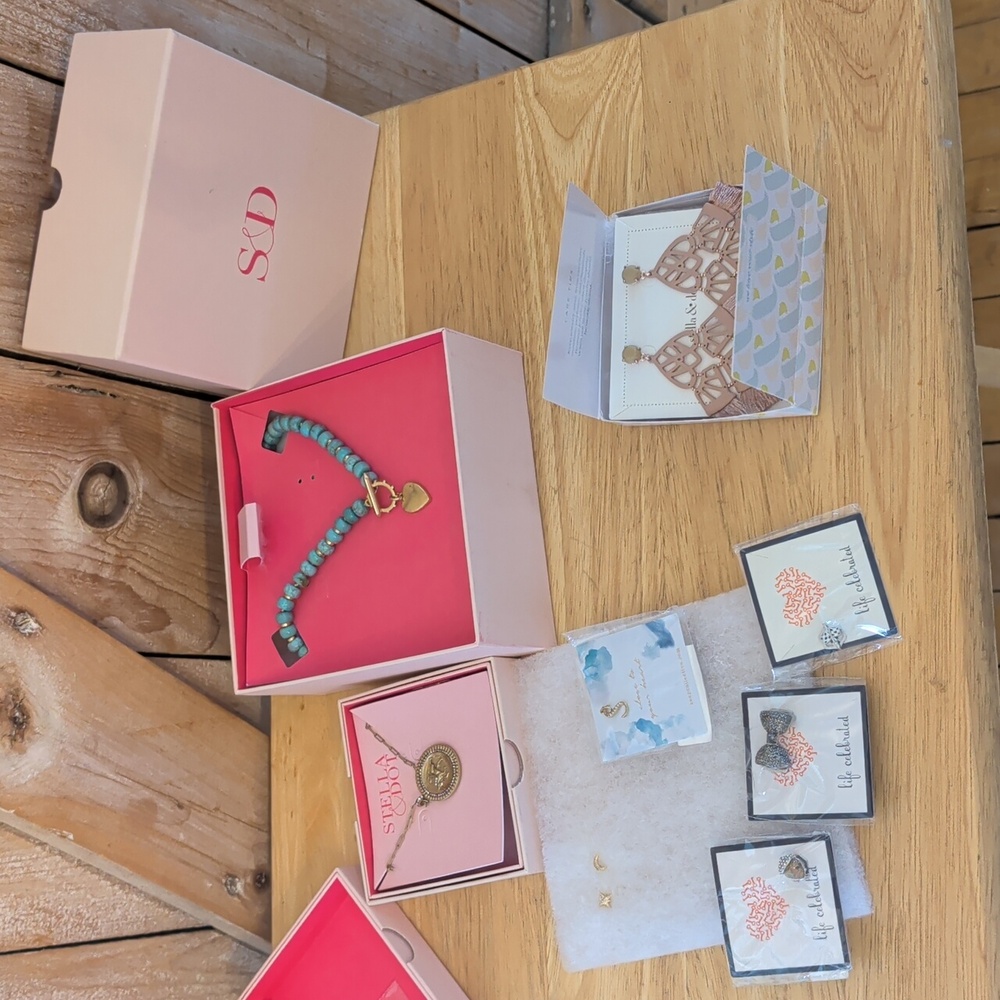 NWT.    STELLA & DOT jewelry Lot !!